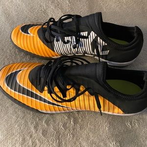 Soccer sneakers - indoor
